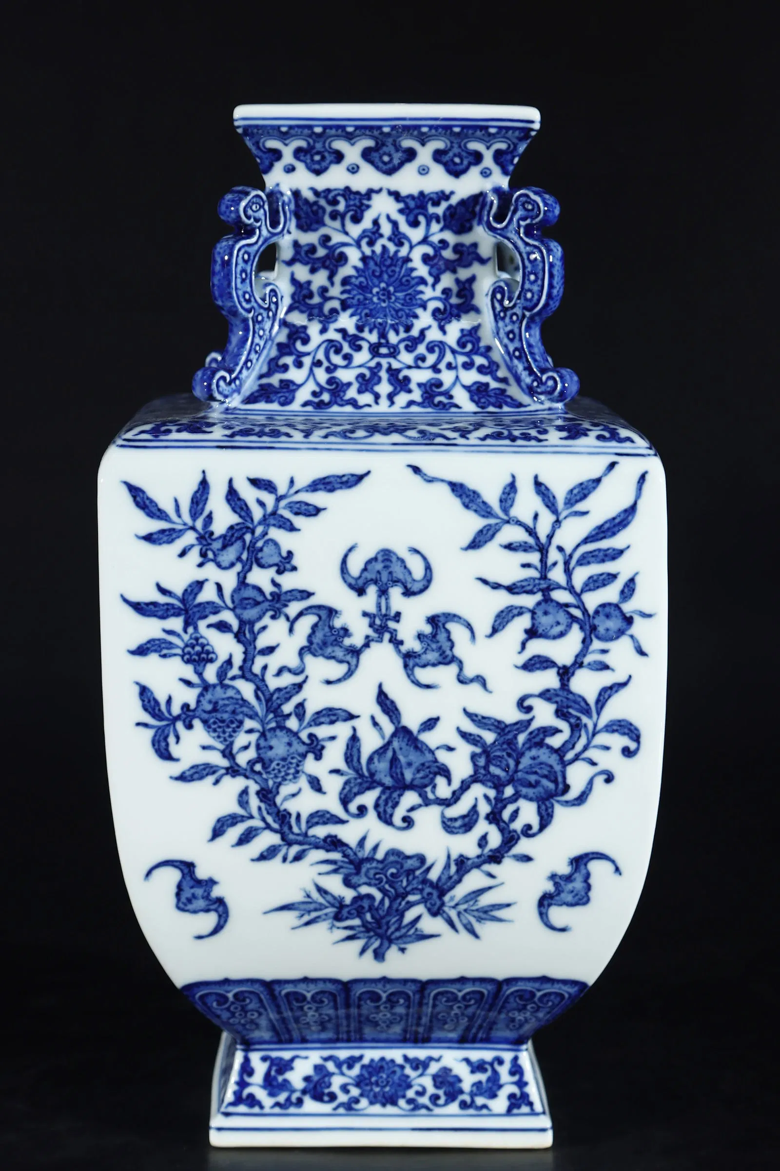 A Exquisite Blue and White Lotus Pattern Pattern Vase