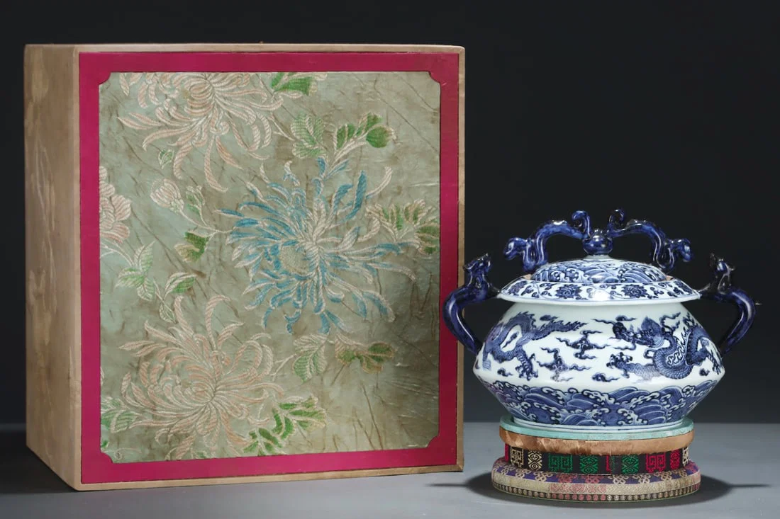 A Exquisite Blue and White Lotus Pattern Seawater Cloud and Dragon Pattern Double-Ears Covered Jar