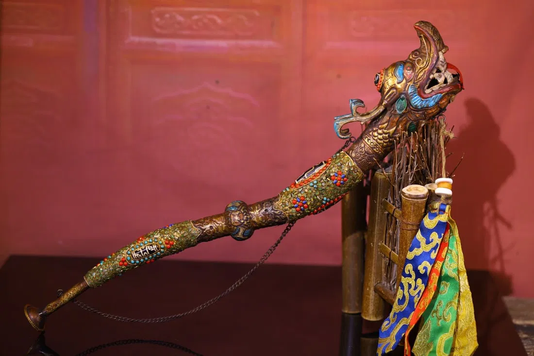 A Exquisite Bronze Cloisonne Gem-Inlaid Trumpet
