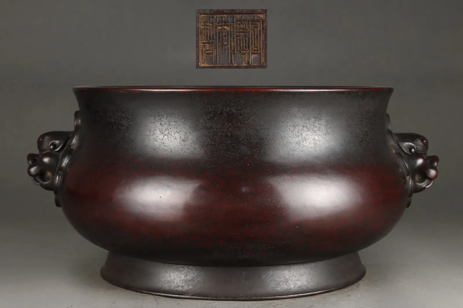 A Exquisite Bronze Lion Head-Ears Censer