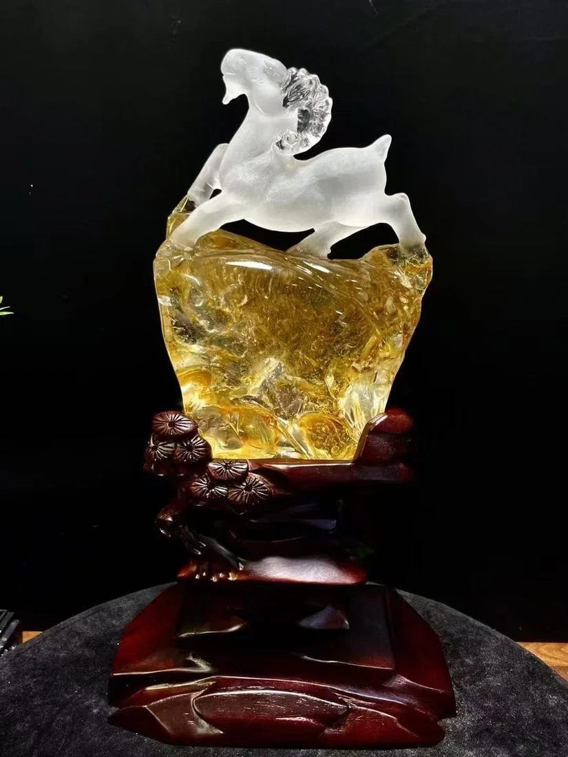 A Exquisite Crystal Carved Sheep Ornament