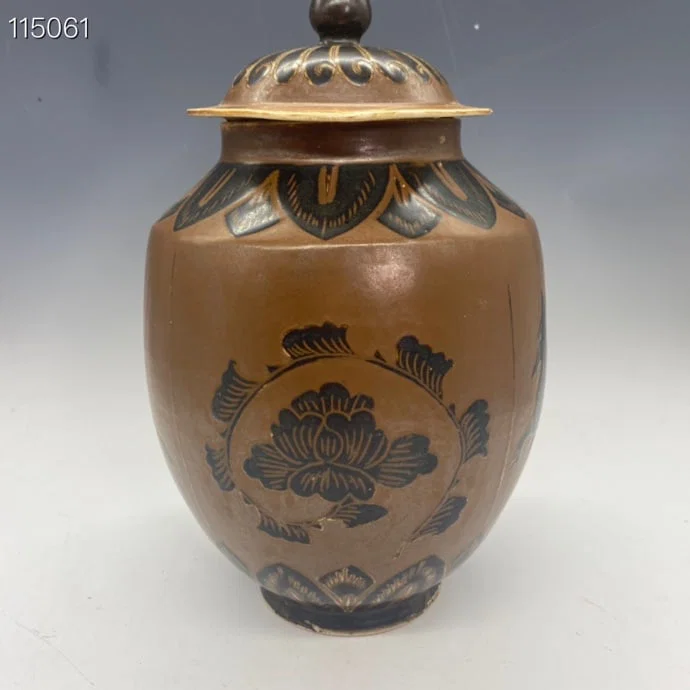 A Exquisite Ding yao Porcelain Slurry Glazed Jar With a lid