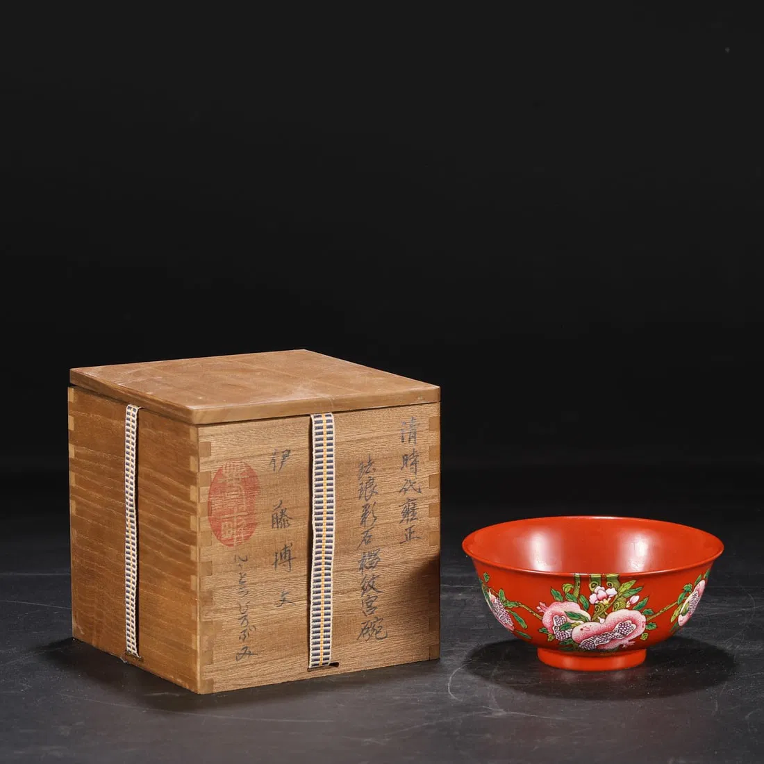 A Exquisite Enamel Flower and Fruit Pattern Bowl