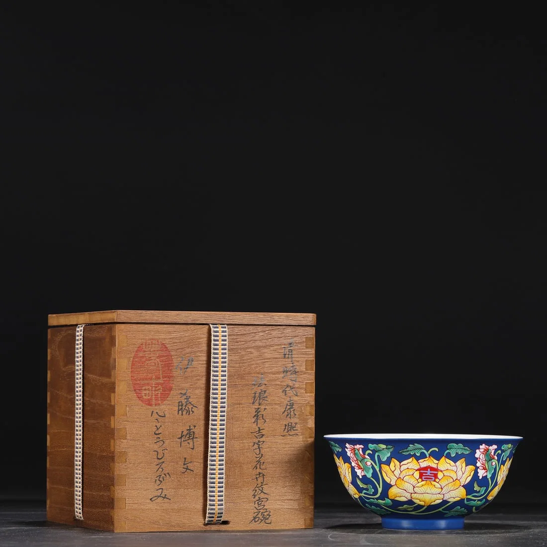 A Exquisite Enamel Flower Pattern Bowl