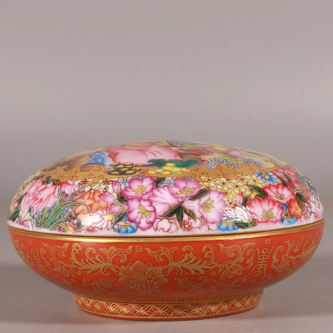 A Exquisite Enamel Iron-Red Figures Pattern Box