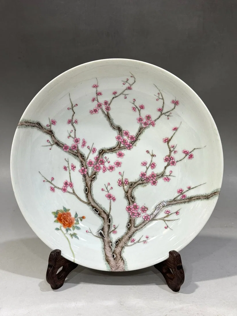 A Exquisite Famille-Rose Flower Pattern Plate