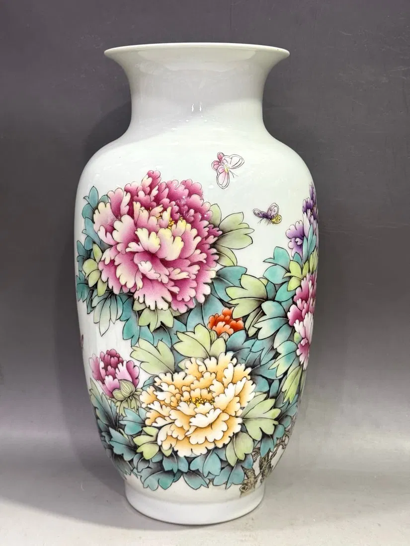 A Exquisite Famille-Rose Flower Pattern Vase