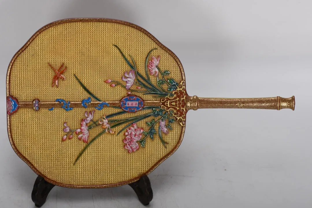 A Exquisite Famille-Rose Gold-Ground Flower-Pattern Fan