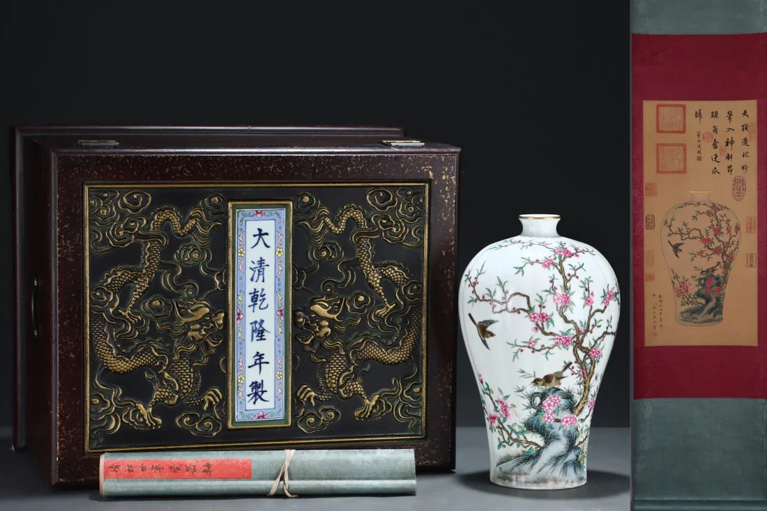 A Exquisite Famille-Rose Painted Gold Flower and Bird Pattern Vase