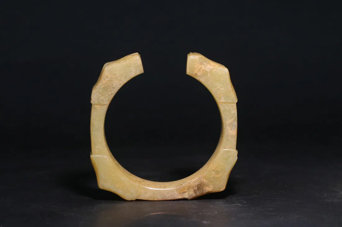 A Exquisite Gaogu Jade Bracelets