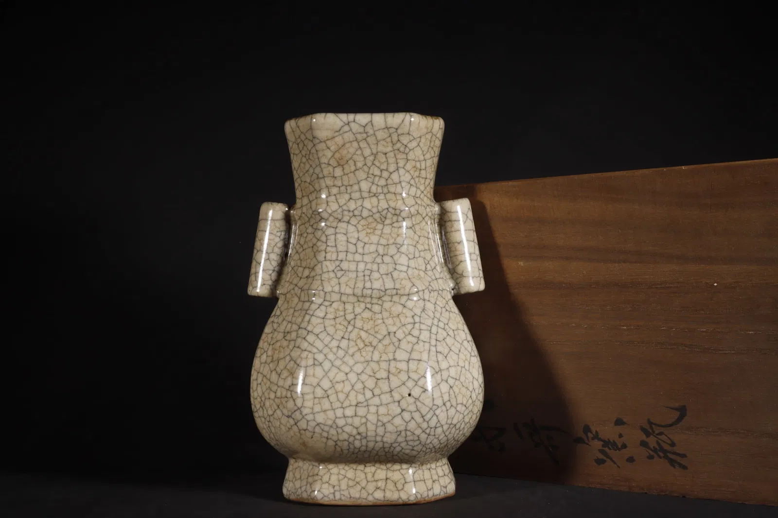 A Exquisite Ge Kiln Beige Glazed Ice Crackle Pattern Vase