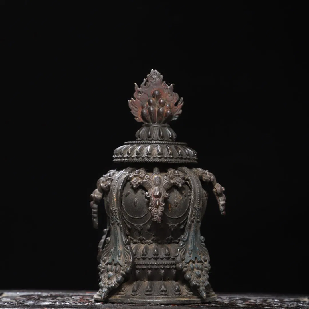 A Exquisite Gilded Bronze Vase Ornament