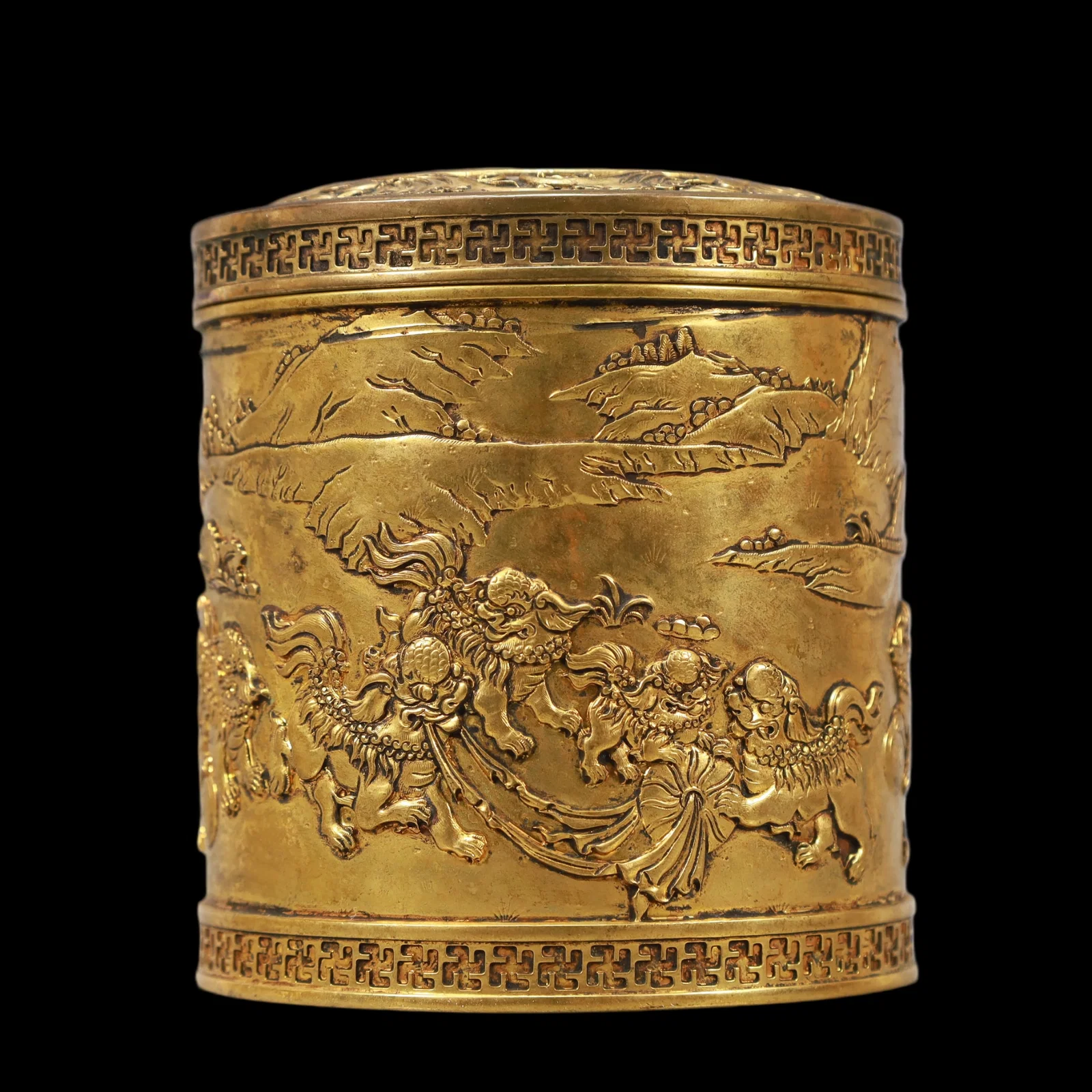 A Exquisite Gilt Bronze Auspicious Beast Pattern Bats and Peach Pattern Brush Pot