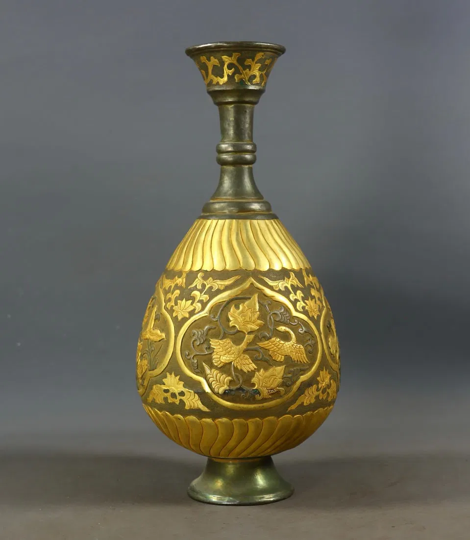 A Exquisite Gilt Bronze Carved Flower and Bird Pattern Vase