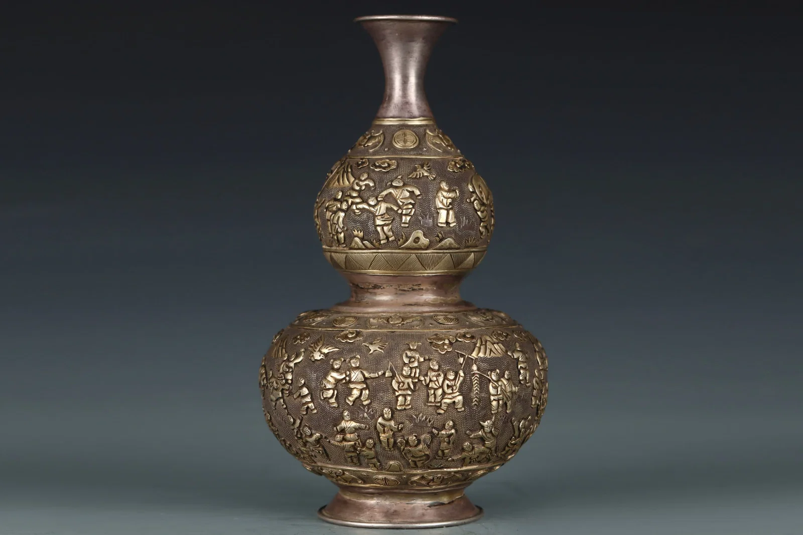 A Exquisite Gilt Silver Figures Pattern Gourd-Shaped Vase