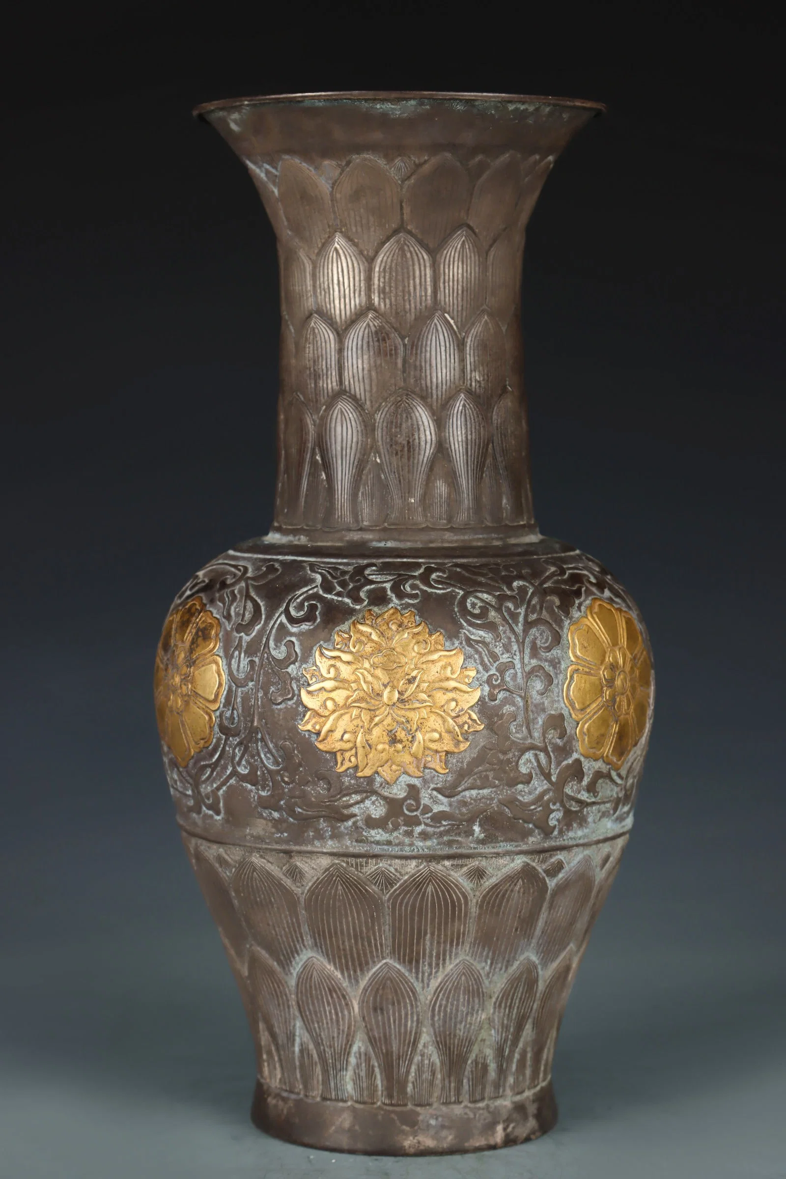 A Exquisite Gilt Silver Flower Pattern Vase