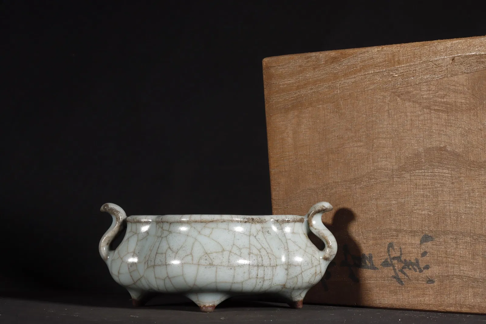 A Exquisite Guan Kiln Celadon Glazed Ice Crackle Pattern Double-Ears Censer