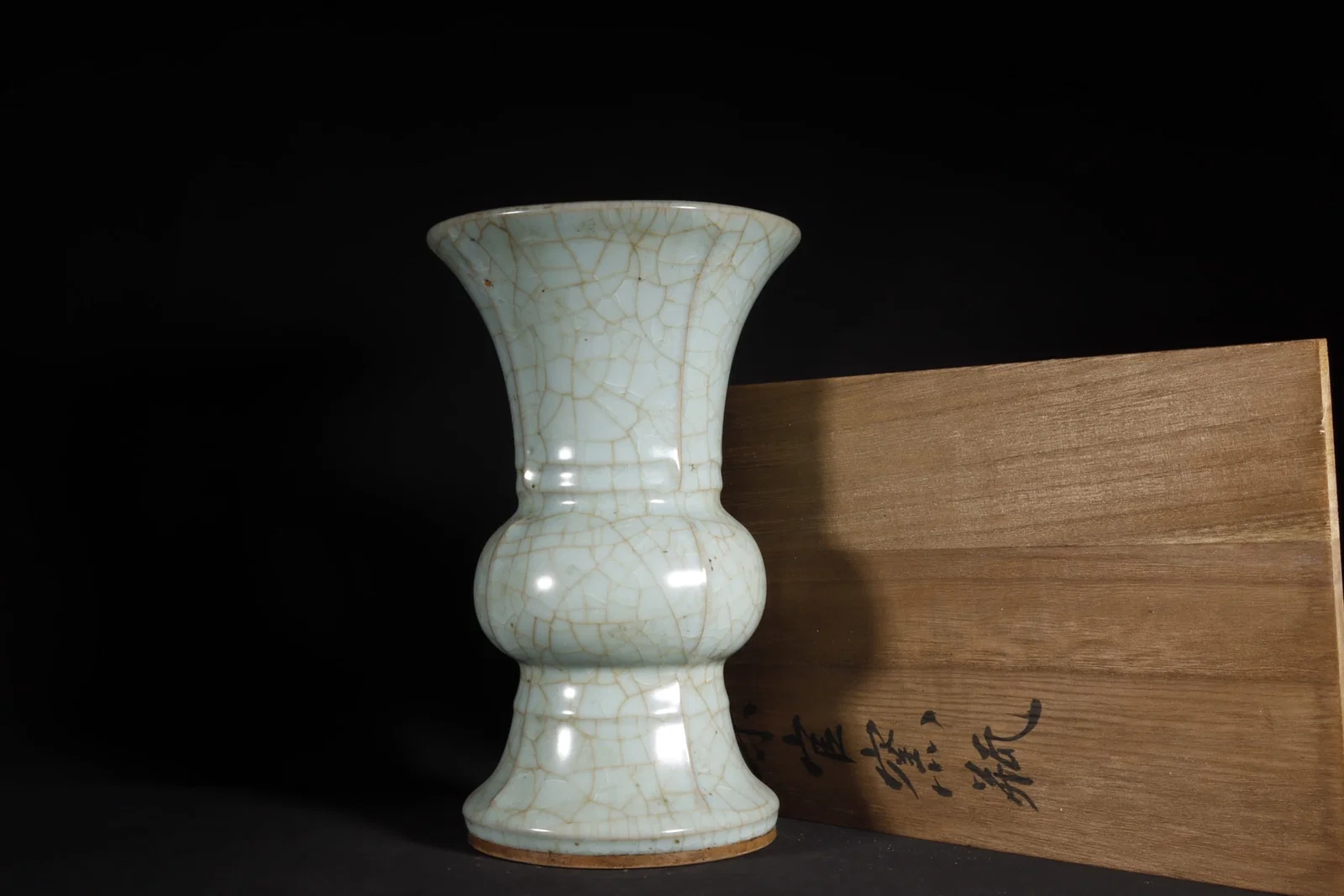 A Exquisite Guan Kiln Celadon Glazed Ice Crackle Pattern Vase
