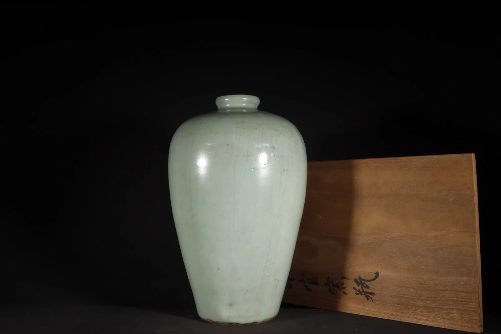 A Exquisite Guan Kiln Celadon Glazed Vase