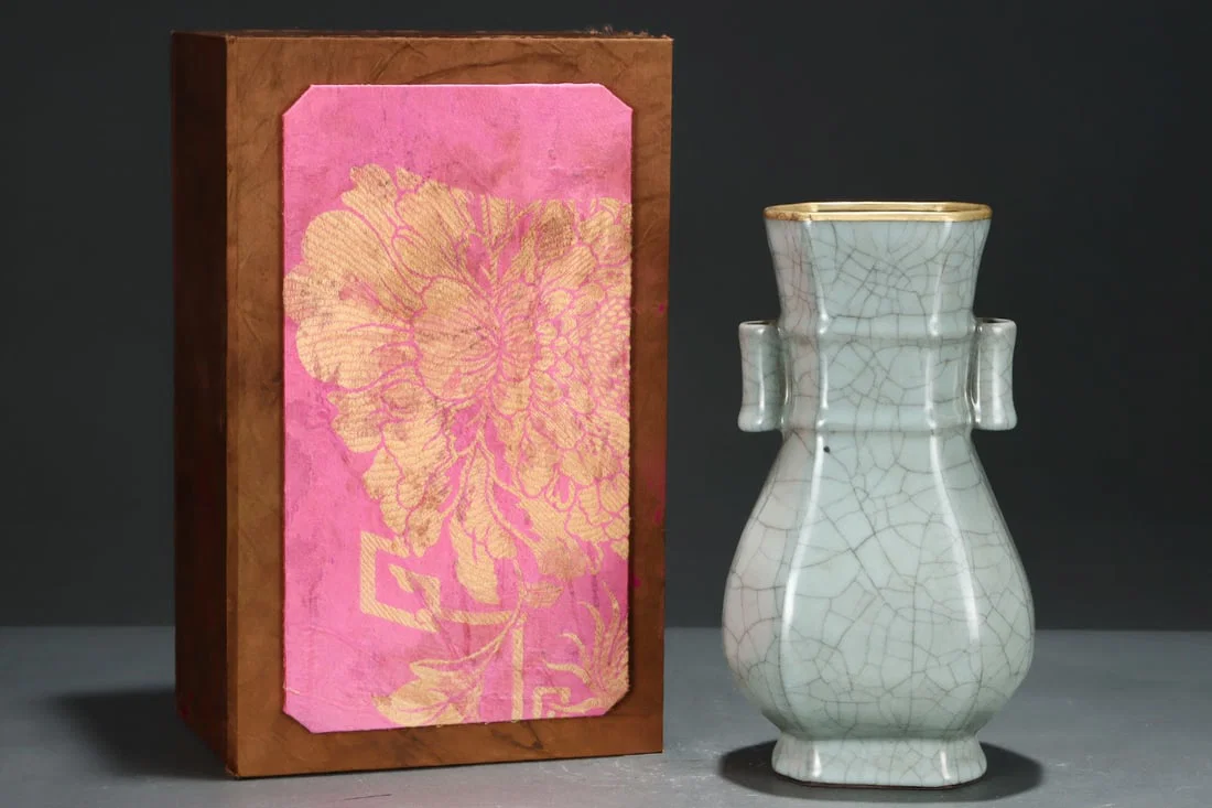 A Exquisite Guan yao Cover with Gold Carved Characters Double-Ears Hexagonal Vase, with an Imperial