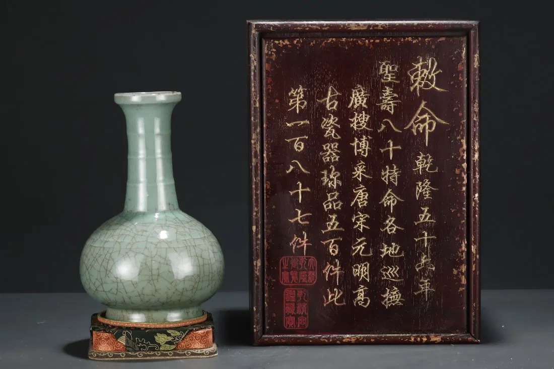 A Exquisite Guan yao ice Crackle Pattern Vase