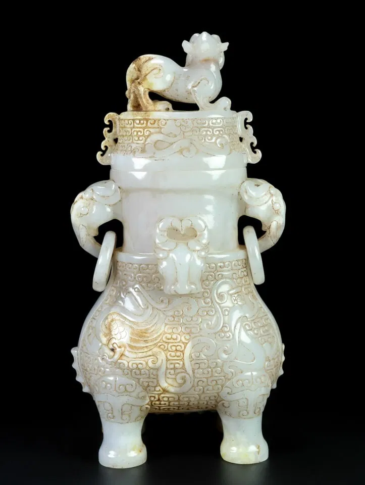 A Exquisite Hetian Jade Dragon-Shaped Vase