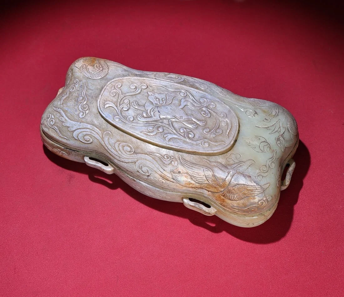 A Exquisite Hetian Jade Tiger Pattern Rouge Box