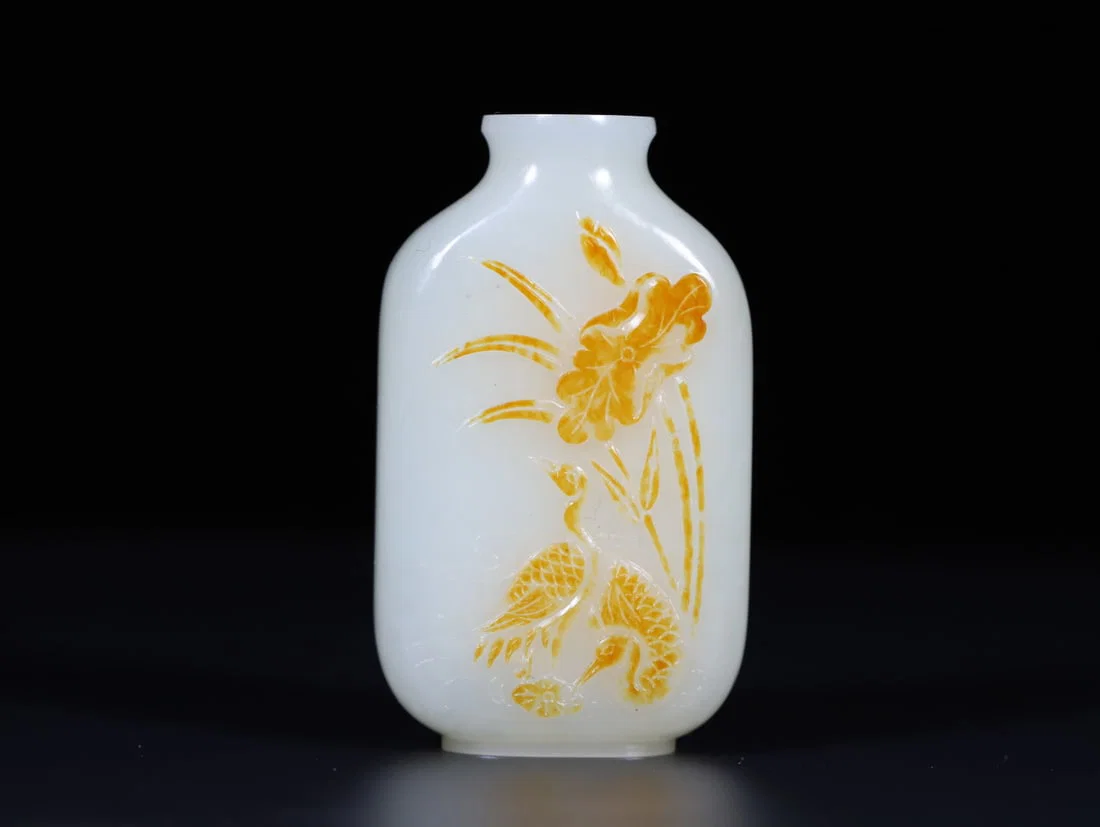 A Exquisite Hotan Jade Flower and Bird Pattern Snuff Bottle