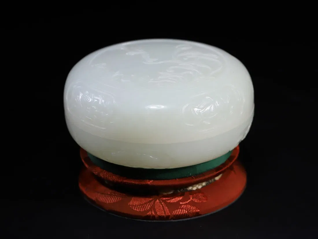 A Exquisite Hotan Jade Lotus Leaf Pattern Box