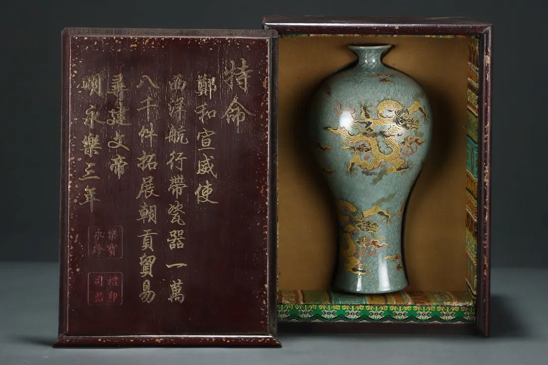 A Exquisite Ru yao Cracked Glaze Painted Gold Dragon Pattern Vase