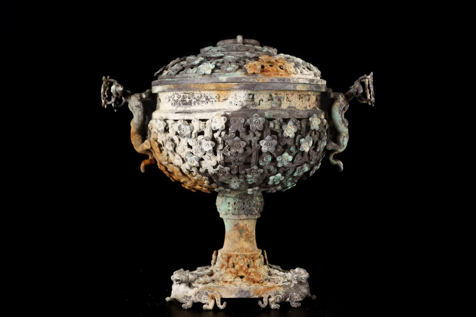 A Exquisite Silver Hollow Flower Pattern Jar