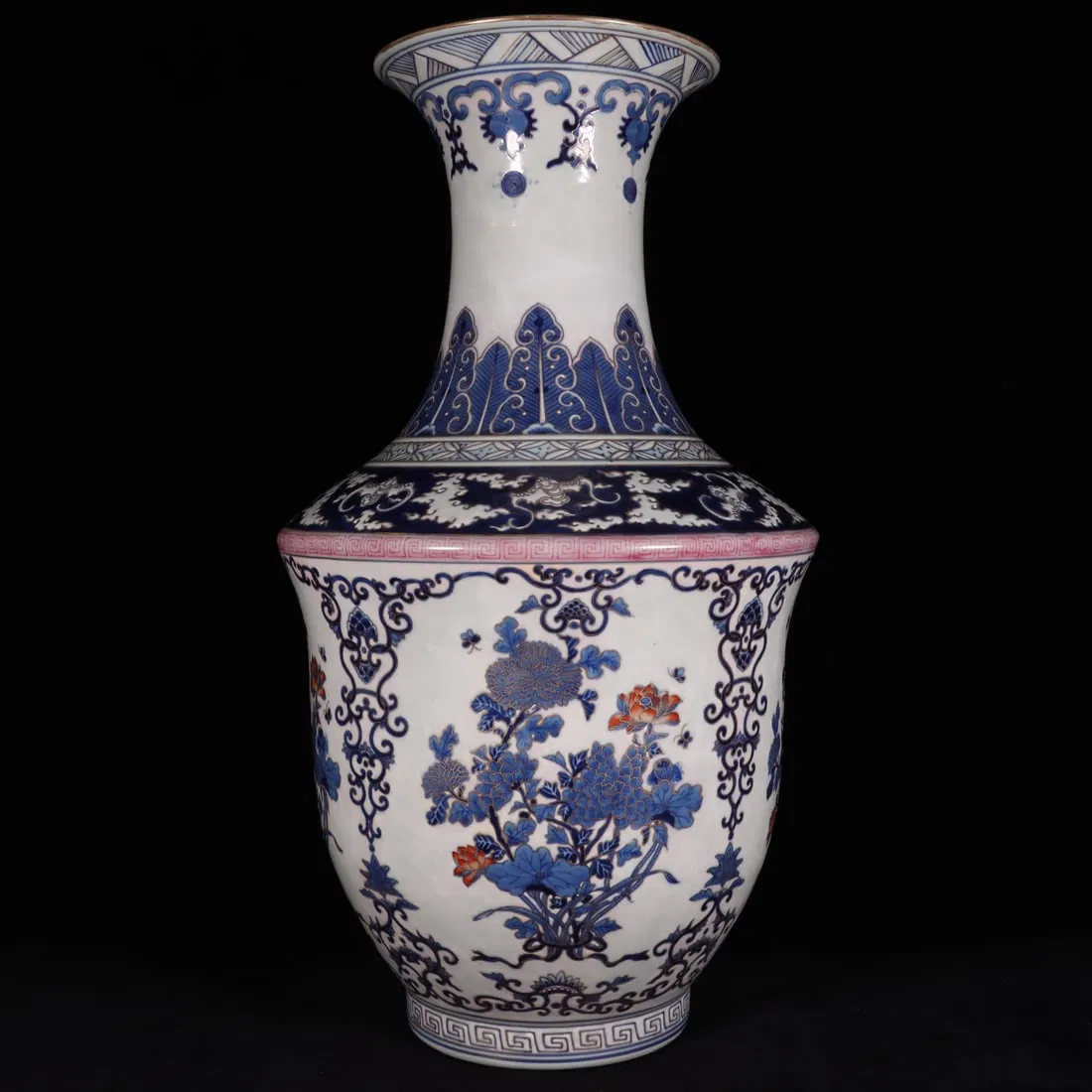 A Exquisite White Ground Blue and White Painted Gold Flower Pattern Vase
