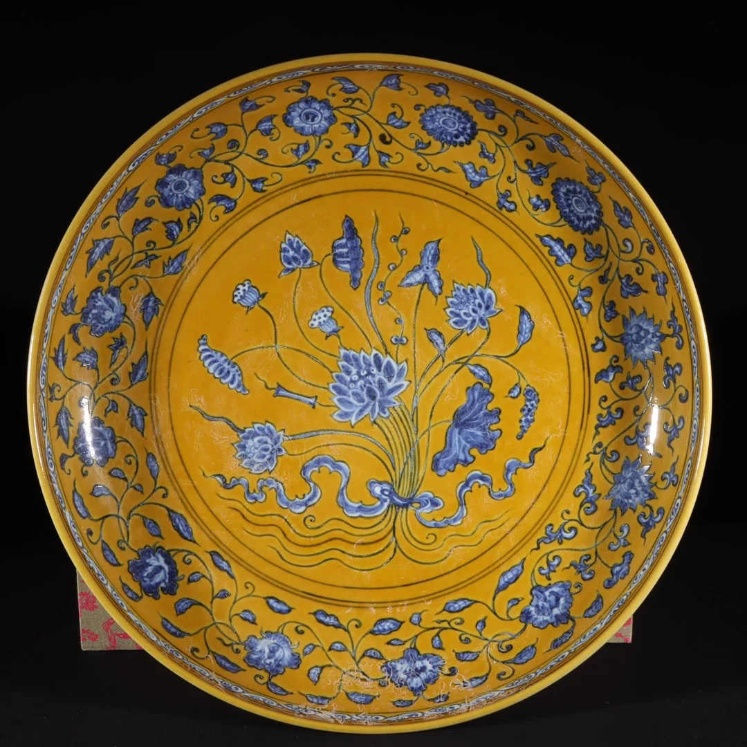 A Exquisite Yellow Ground Blue and White Flower Pattern Plate