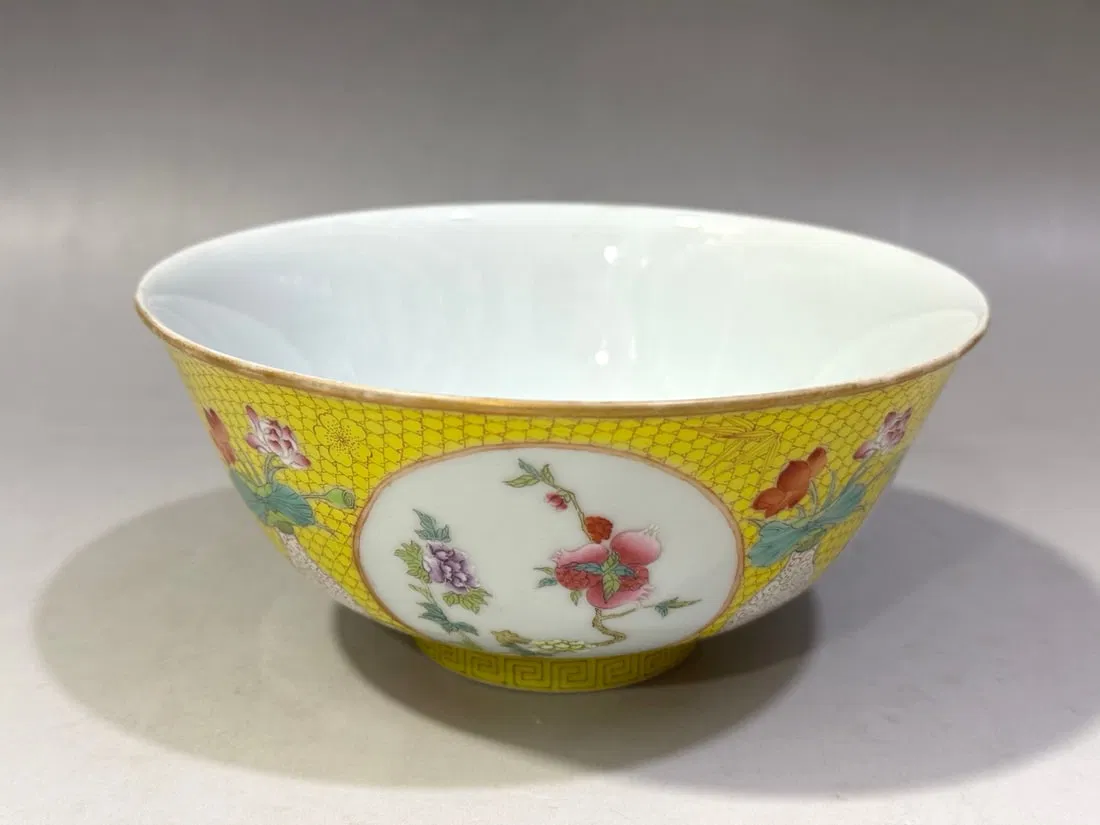A Exquisite Yellow Ground Famille-Rose Flower Pattern Bowl