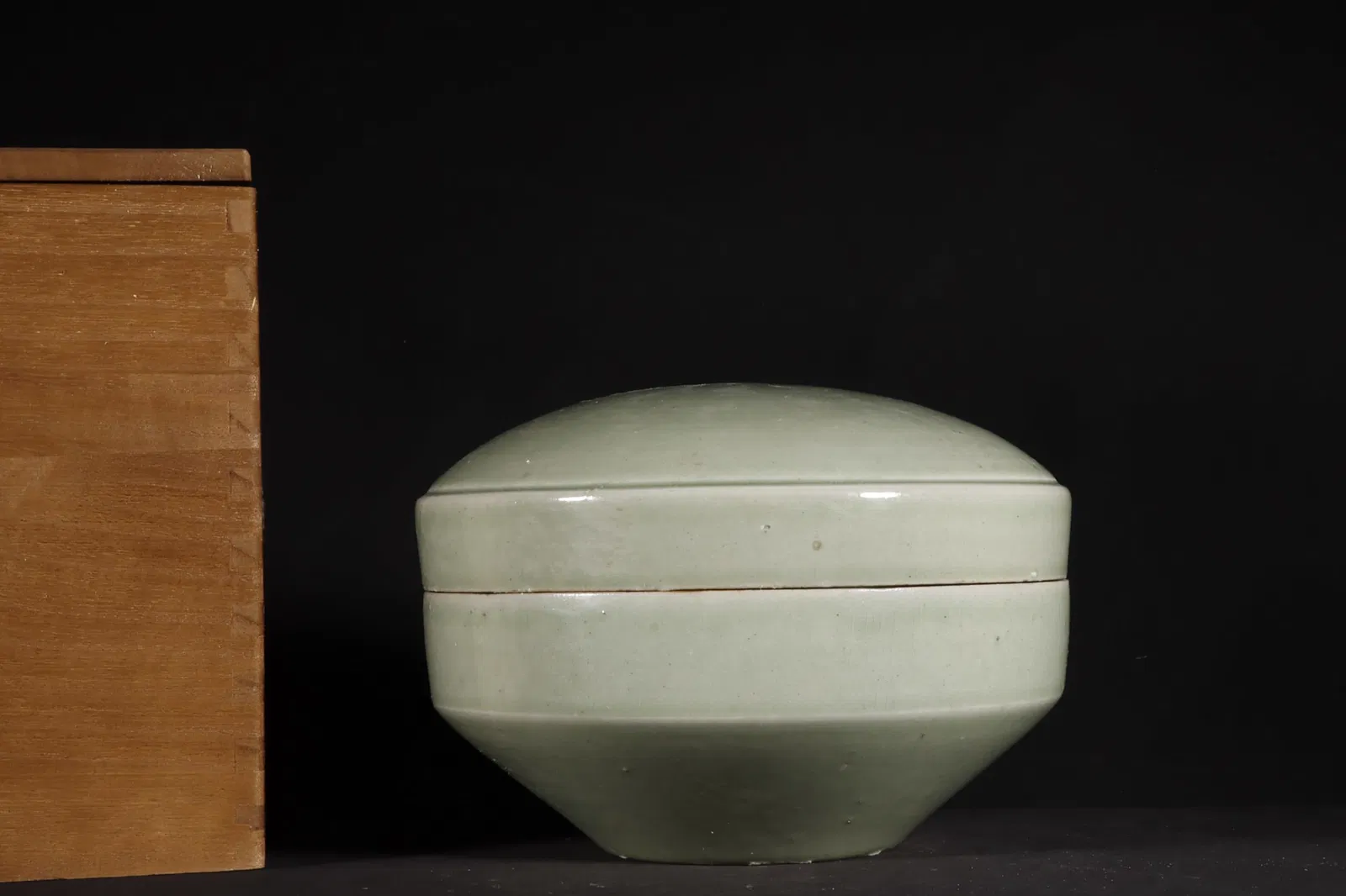 A Exquisite Yue Kiln Celadon Box
