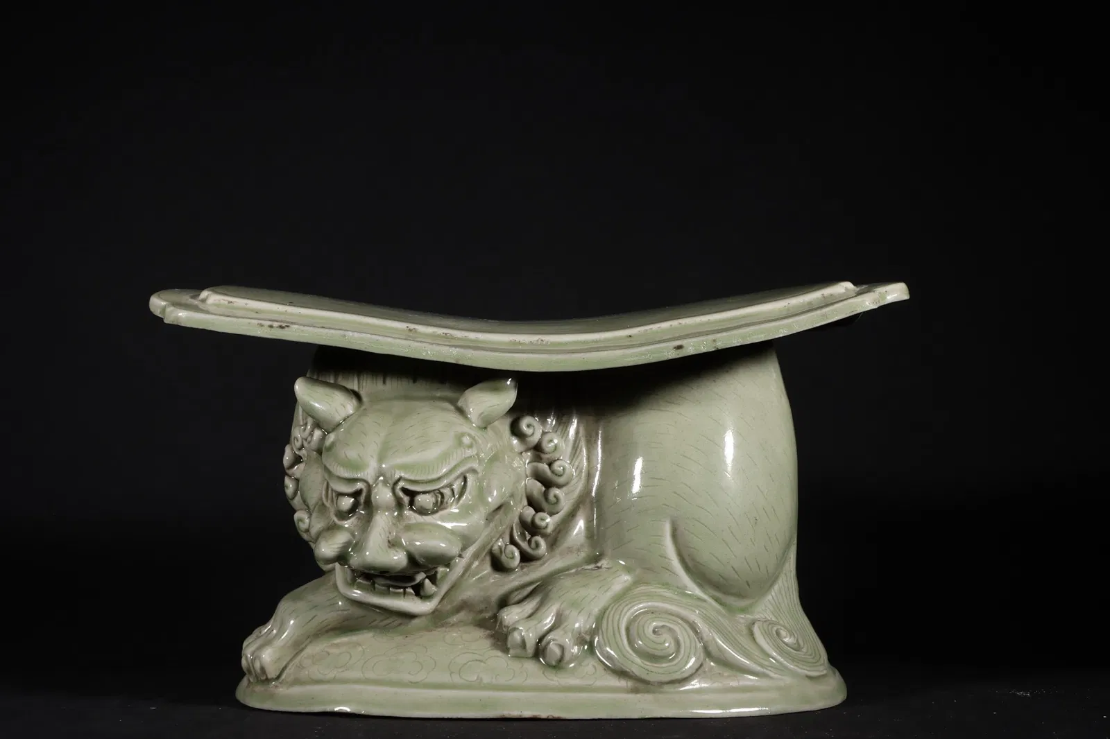 A Exquisite Yue Kiln Celadon Lion-Shaped Porcelain Pillow