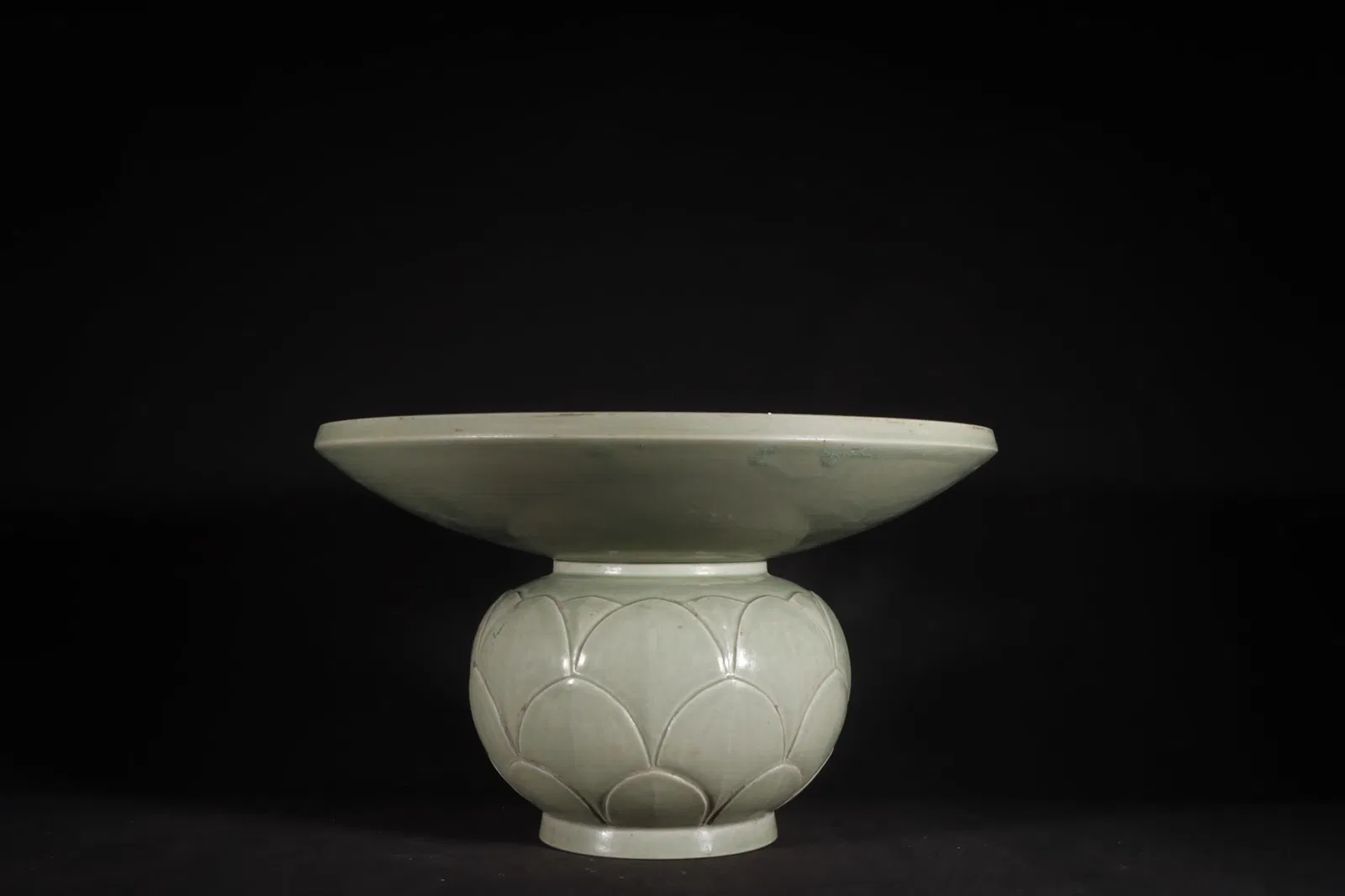 A Exquisite Yue Kiln Celadon Seawater and Dragon Pattern Ornament
