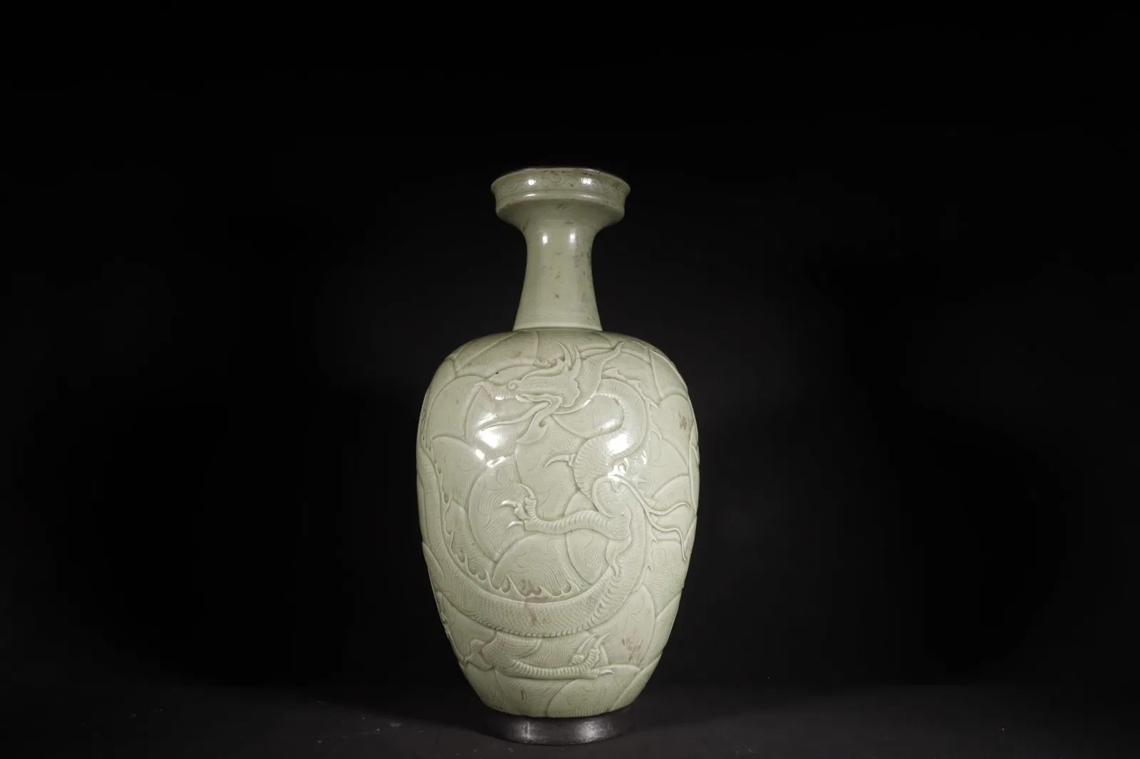 A Exquisite Yue Kiln Celadon Seawater and Dragon Pattern Vase