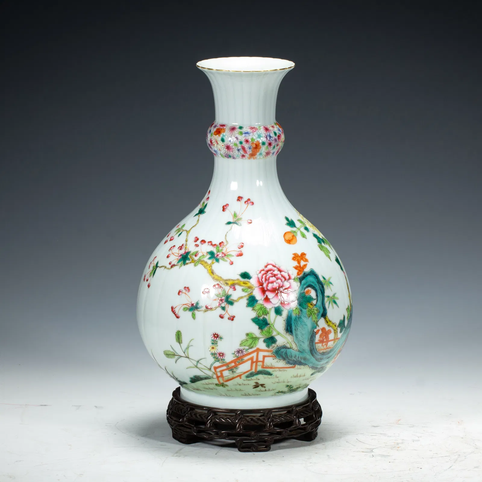 A FAMILLE ROSE BOTTLE VASE