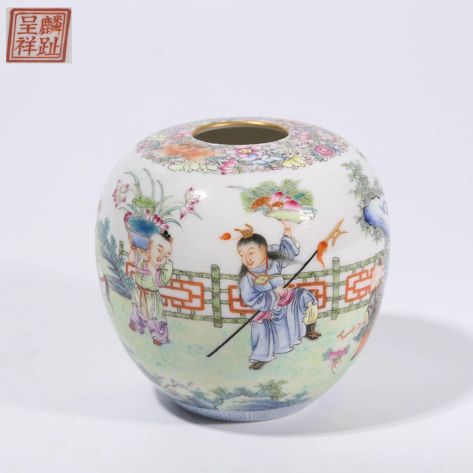 A FAMILLE ROSE COURTYARD BABY PLAY WATER CONTAINER