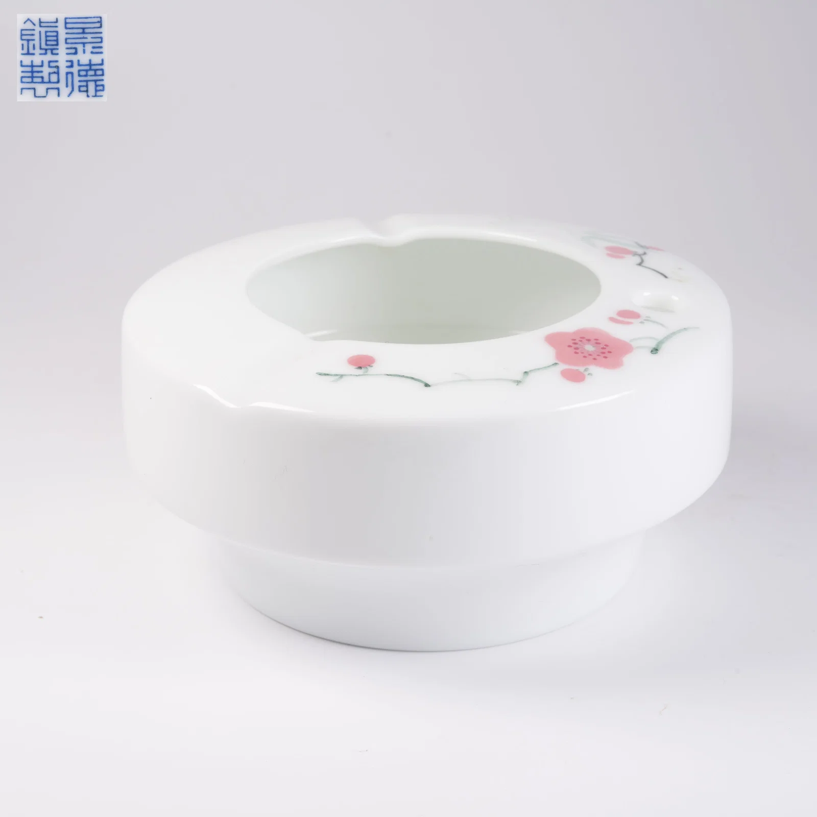 A FAMILLE ROSE FLORAL-PATTERN ASHTRAY
