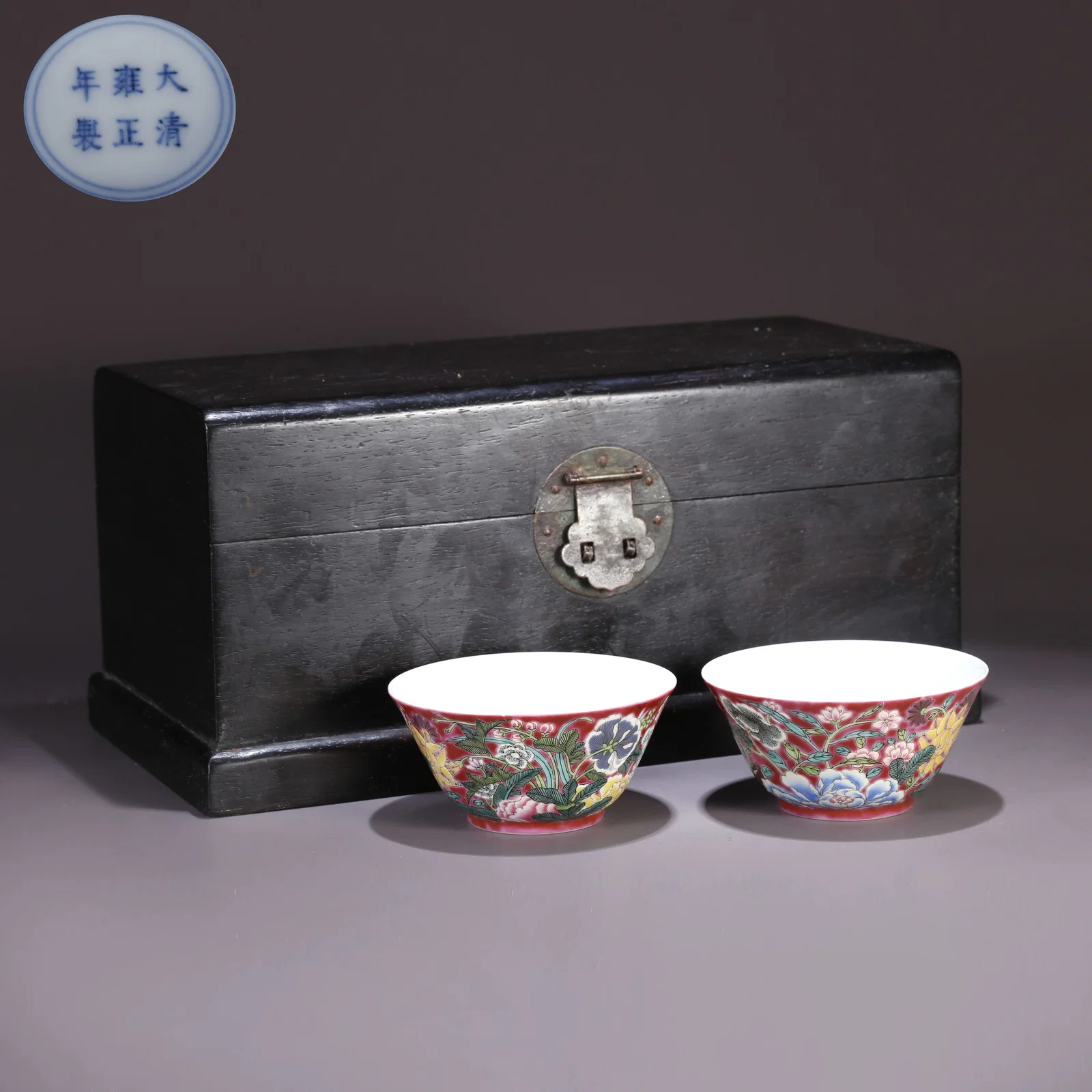 A FAMILLE ROSE FLORAL PATTERN CUP (PAIR)