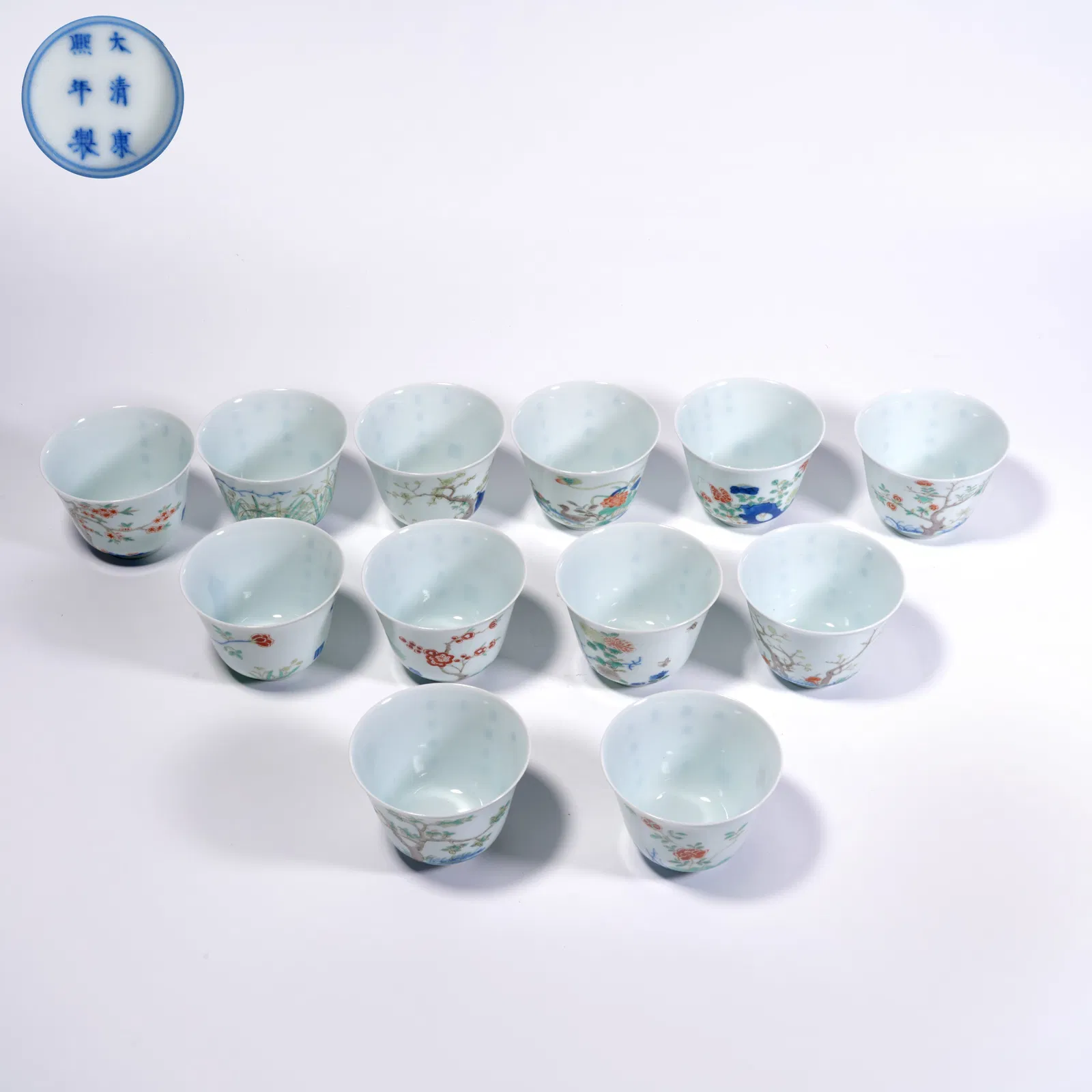 A FAMILLE ROSE FLOWER DISH MOTIF CUP (SET)