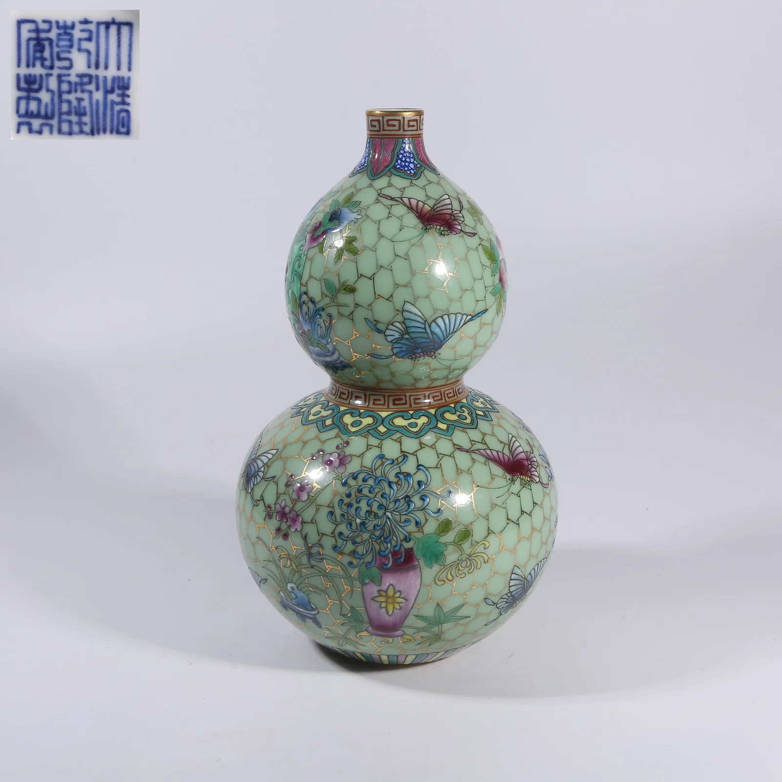 A FAMILLE-ROSE GILT-OUTLINED GOURD-SHAPED VASE WITH BUTTERFLY AND FLORAL MOTIFS