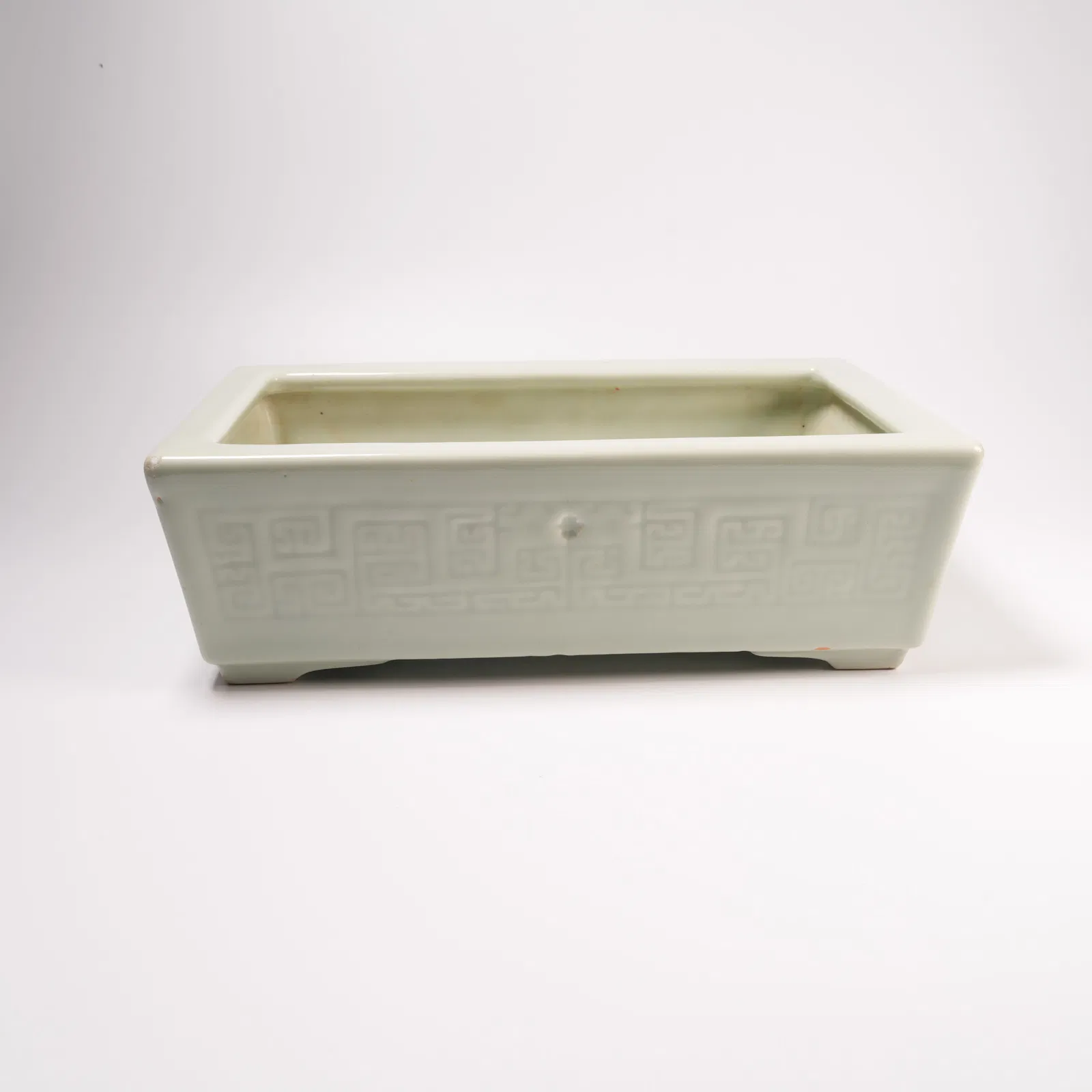 A FAMILLE-ROSE GLAZED NARCISSUS BASIN WITH CURVED DRAGON MOTIF