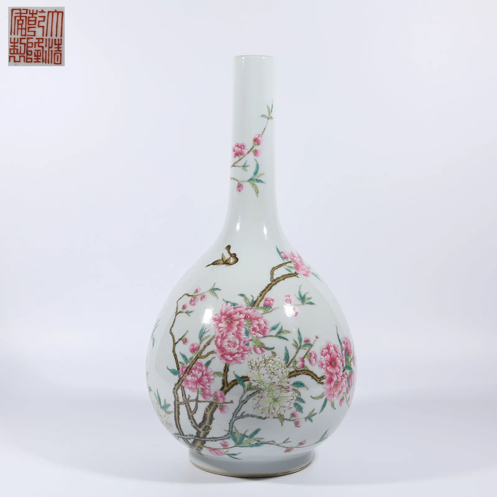 A FAMILLE ROSE LONG-NECK VASE WITH FLOWER-AND-BUTTERFLY DESIGN