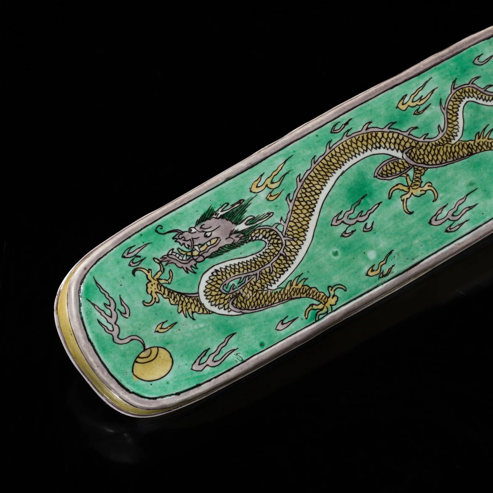 A FAMILLE-VERTE BISCUIT 'DRAGON' PEN BOX AND COVER, KANGXI PERIOD