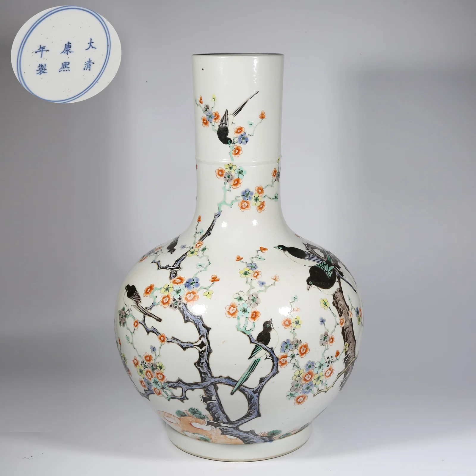 A FAMILLE VERTE "JOY AT THE EYEBROWS" LONG-NECKED VASE