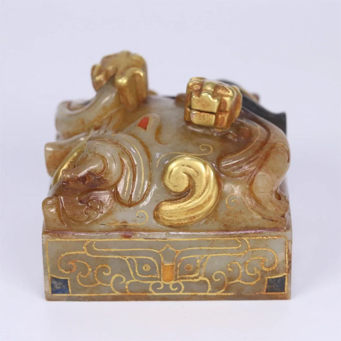 A fine ancient jade inlaid gold inlaid double dragon button seal