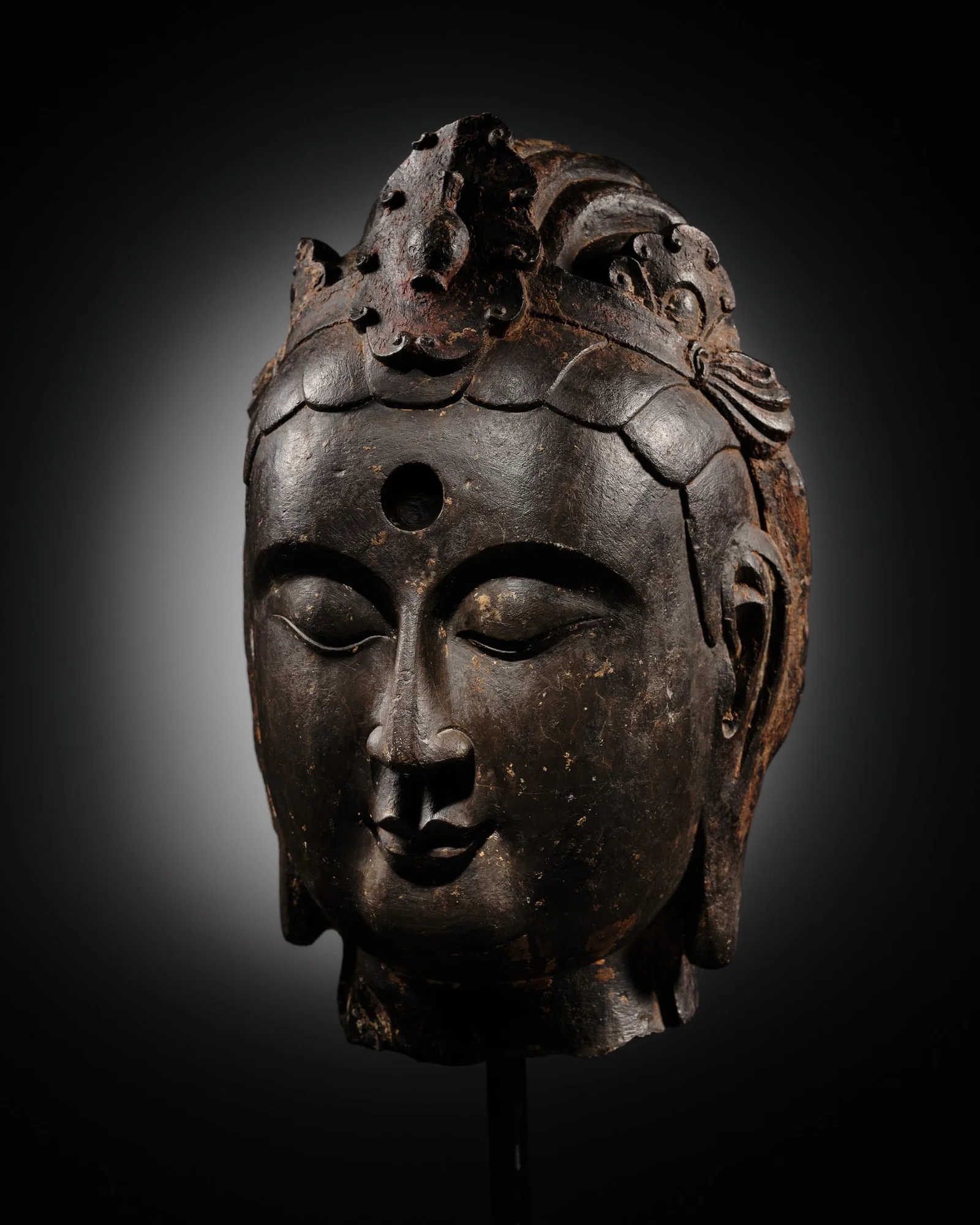 A FINE BLACK LIMESTONE HEAD OF THE BODHISATTVA OF WISDOM, DASHIZHI (MAHĀSTHĀMAPRĀ